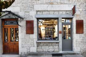 Racines Essences de Terre · Caviste &amp; Epicerie Fine à Poligny Jura (39) · Façade